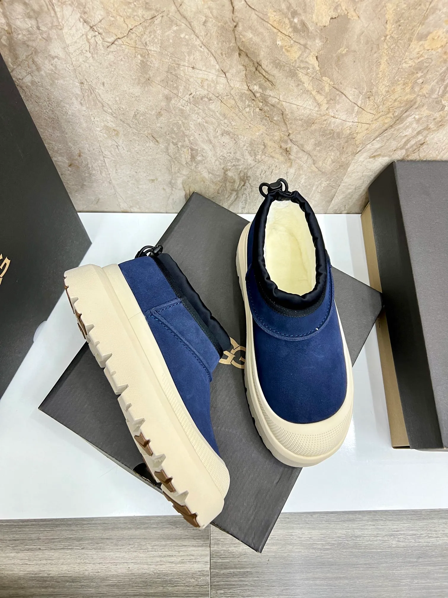 Men's men's shoes💰: 💰540💰Couple model👫 UGG Tasman Weather Hybrid one-second snow boots👢 Wang Yibo's same 👏 classic Tasman shoe is designed with environmentally friendly waterproof and snowproof material, which is both fashionable and functional. At the same time, it is paired with the new UGG Keen furry color-blocked jacket. Bright orange and maroon collide to create a new light outdoor style and open up a new travel experience in early autumn! Using the best materials, the 17mm fur-integrated surface is warmer and more breathable, and the outsole is upgraded to a lightweight and wear-resistant light wing technology outsole! Size: Women’s size 35-40 / Men’s size 38–44 (45 customized) Official website color
